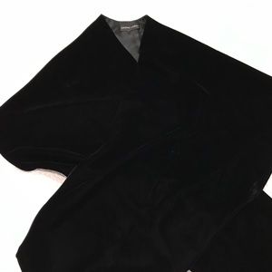 Black velvet wrap. Really no size.  Long and will wrap numerous sizes.